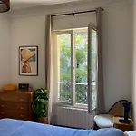 Cozy 2-Room Haussmann Apartment - Buttes Chaumont